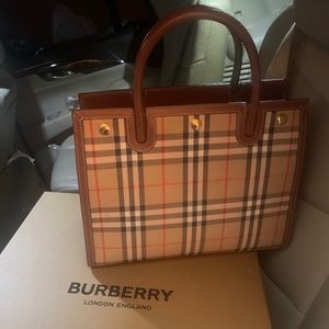 Burberry purse